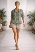 Camiseta de Lino color verde oliva con bordados en forma de flor