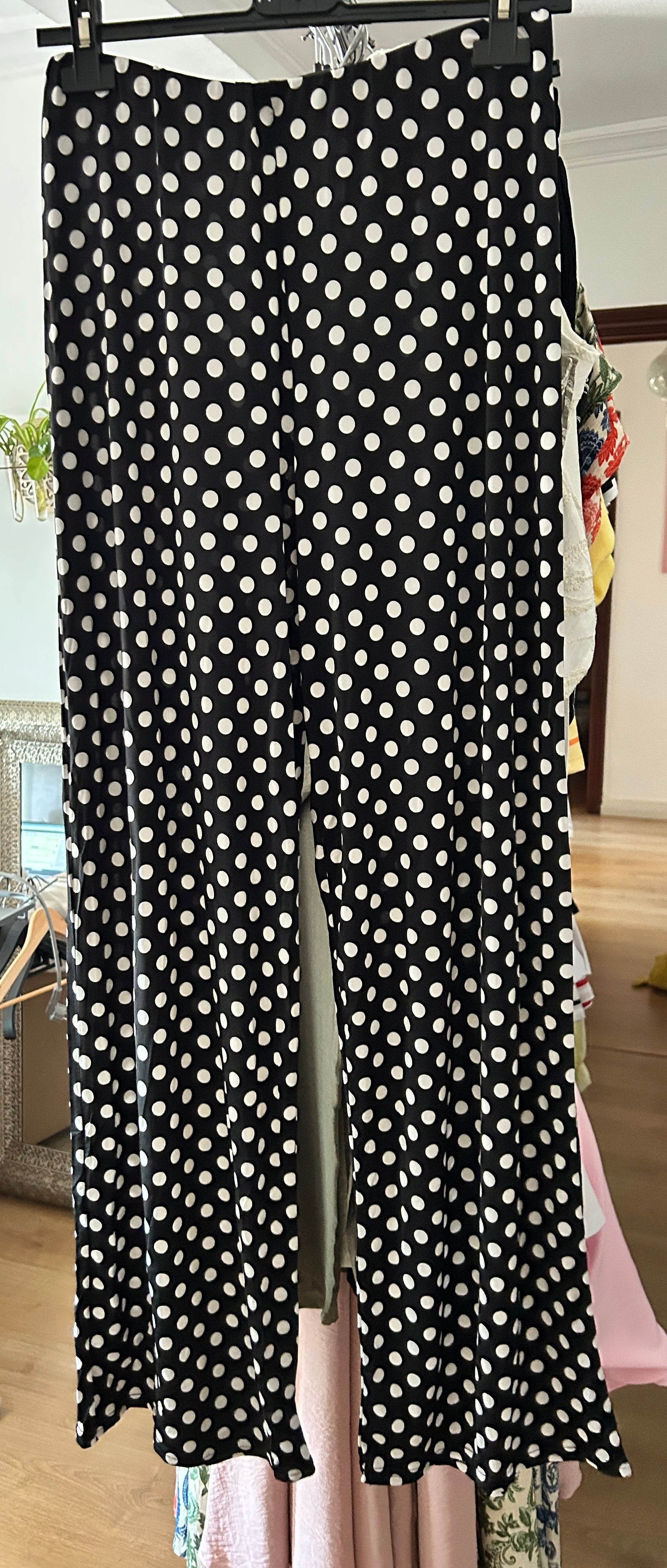 Falda negra con lunares blancos