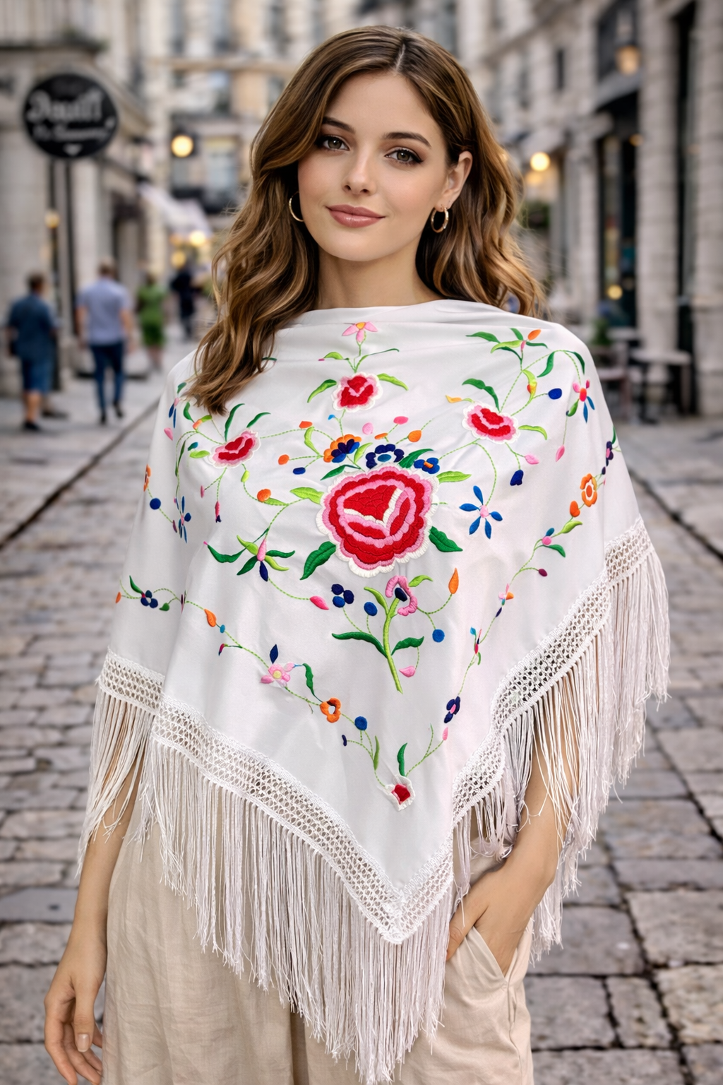 🤍 Mantón Bordado Blanco con Flecos – Elegancia Floral Atemporal 🤍
