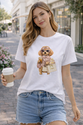 Camiseta blanca de manga corta con estampado de perrito fashion con accesorios chic