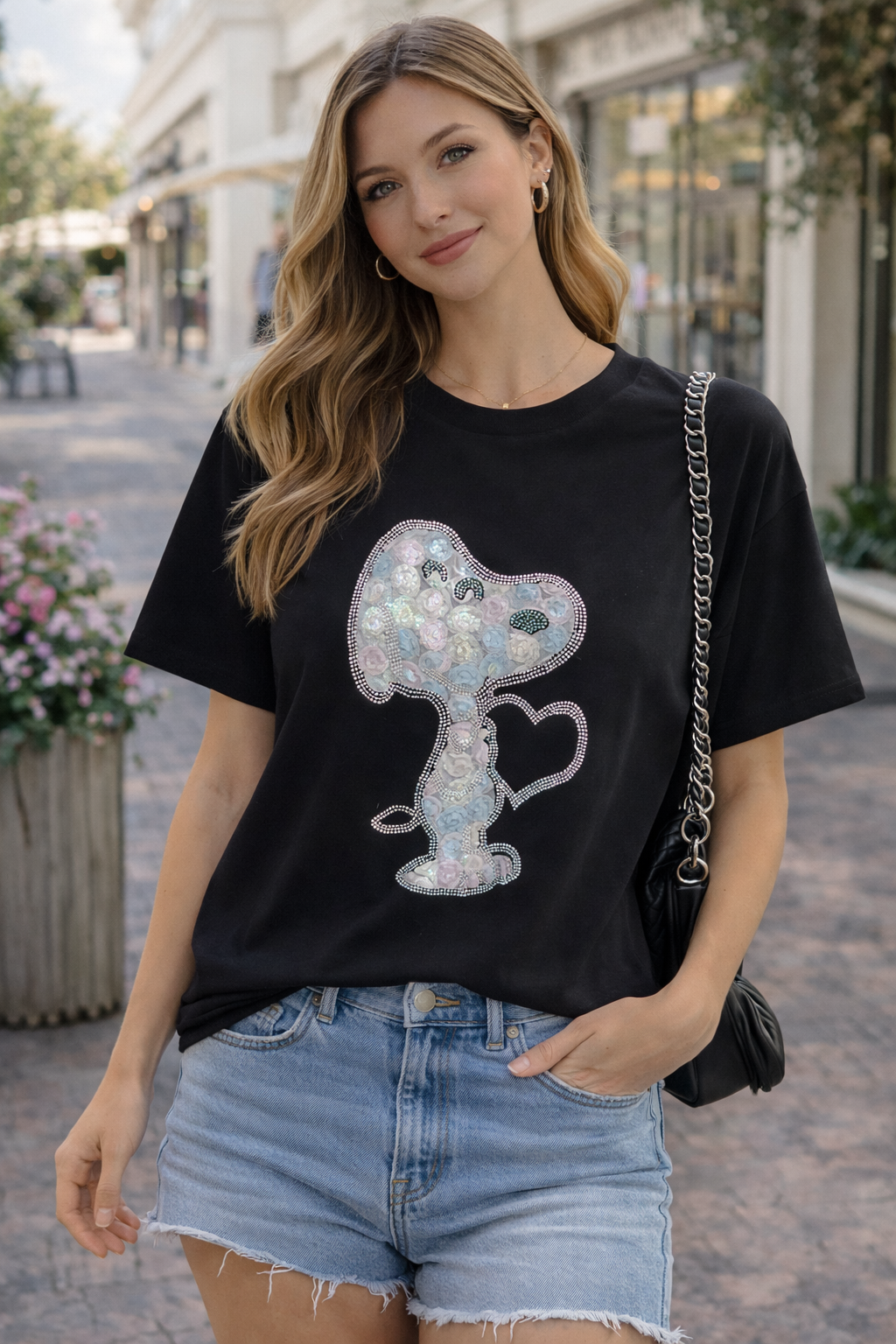 Camiseta de manga corta con estampado brillante de Snoopy con detalles en pedrería