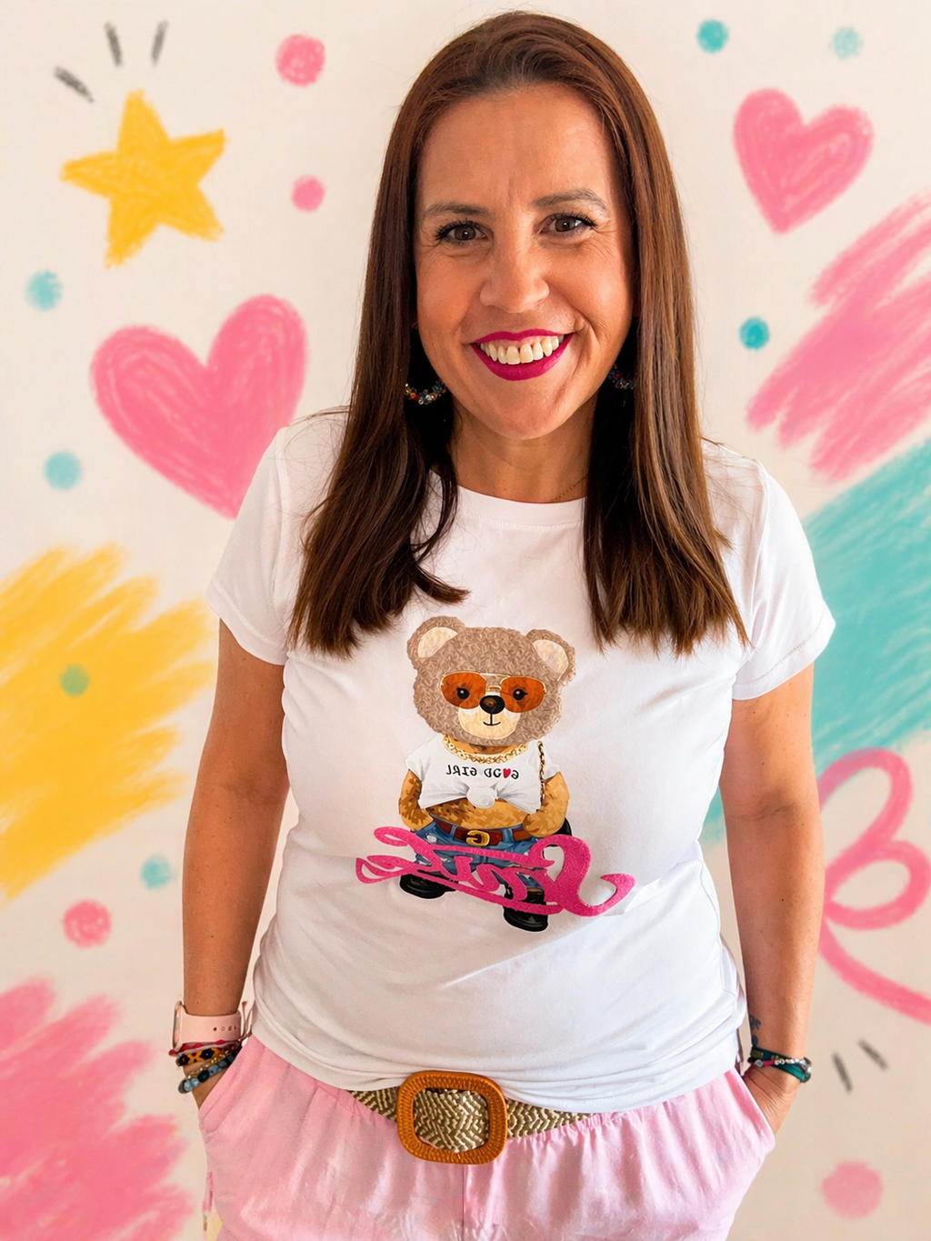 Camiseta blanca con oso fashion y mensaje divertido