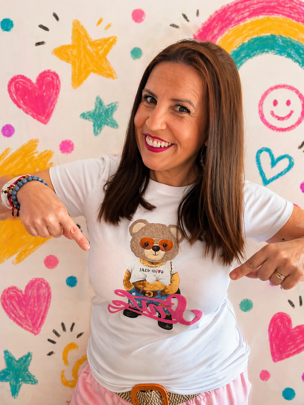 Camiseta blanca con oso fashion y mensaje divertido