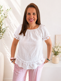 🤍✨ Blusa White Essence – Elegancia natural con un toque romántico ✨🤍