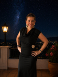 Vestido negro elegante con detalle dorado