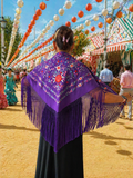 Mantón bordado en tono morado – Elegancia con carácter