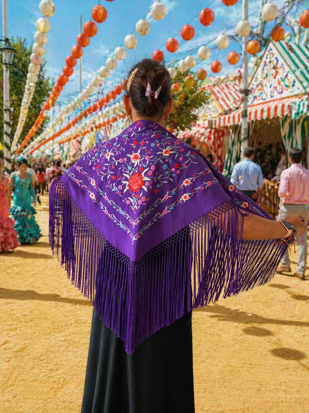 Mantón bordado en tono morado – Elegancia con carácter