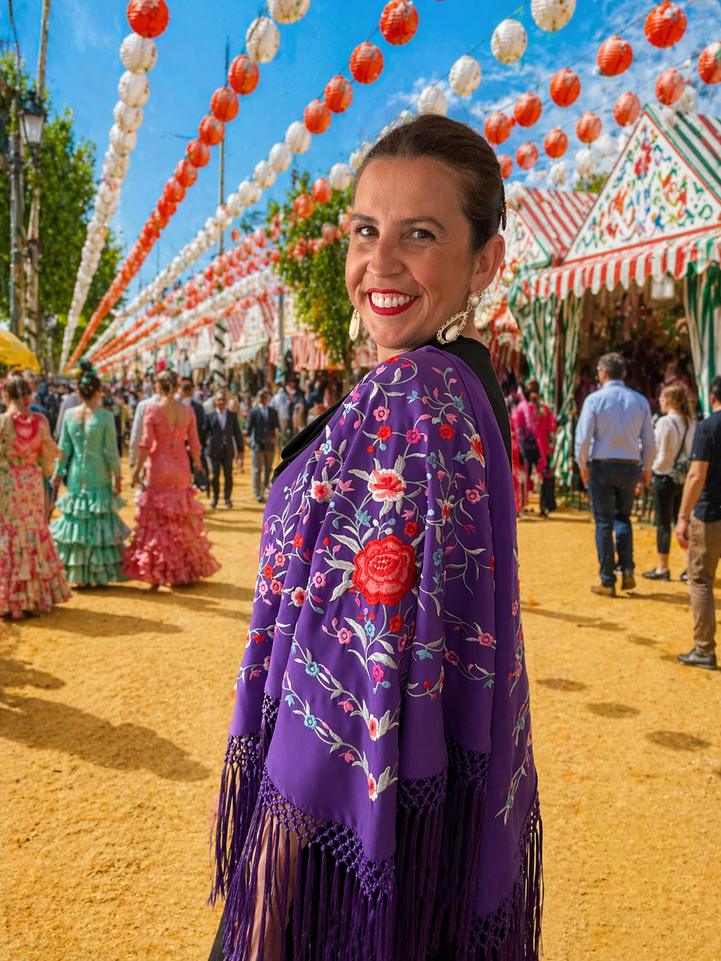 Mantón bordado en tono morado – Elegancia con carácter