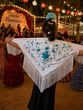 Elegante mantón flamenco en tono blanco con delicados bordados florales en azul turquesa 🌸.