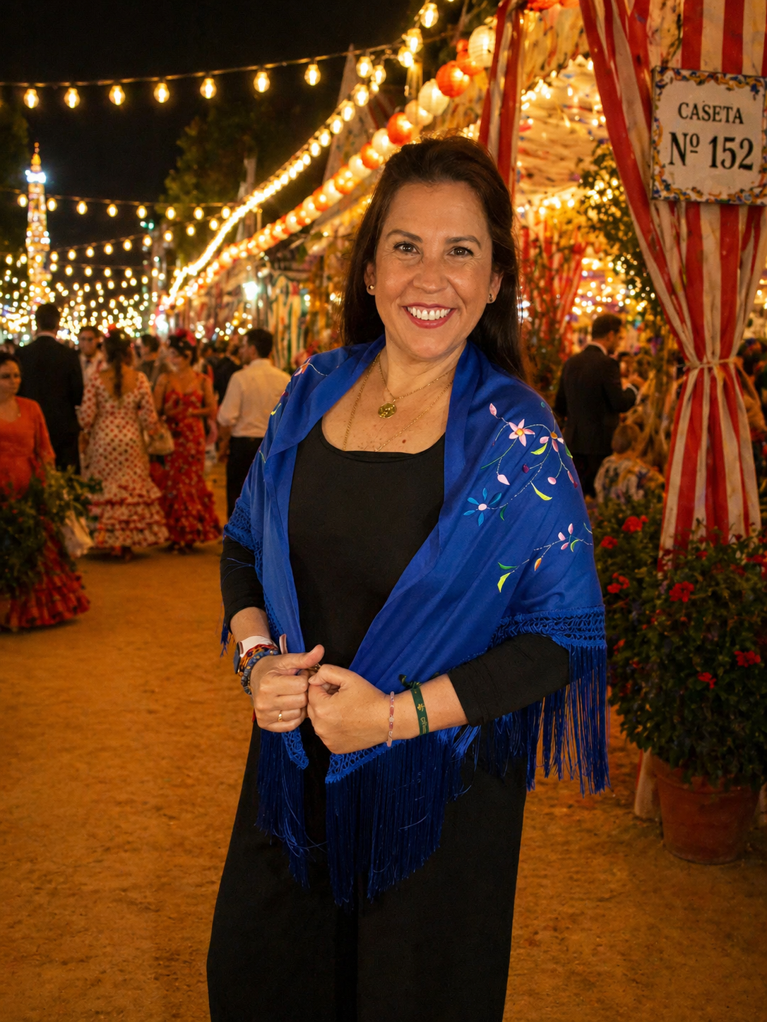 ✨ Mantón bordado azul – Elegancia con tradición ✨