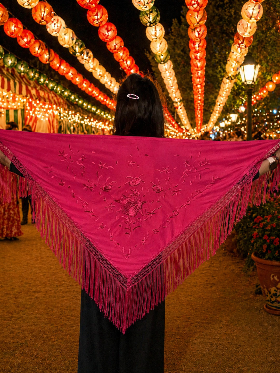 ✨ Mantón fucsia bordado – Luz, alegría y estilo flamenco 💖