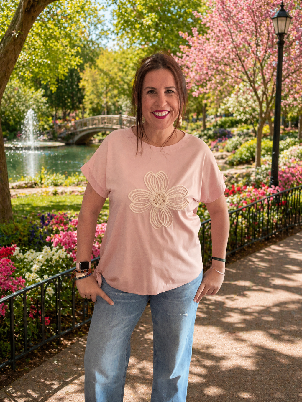 Camiseta Rosa con Flor Bordada | Estilo Femenino y Delicado