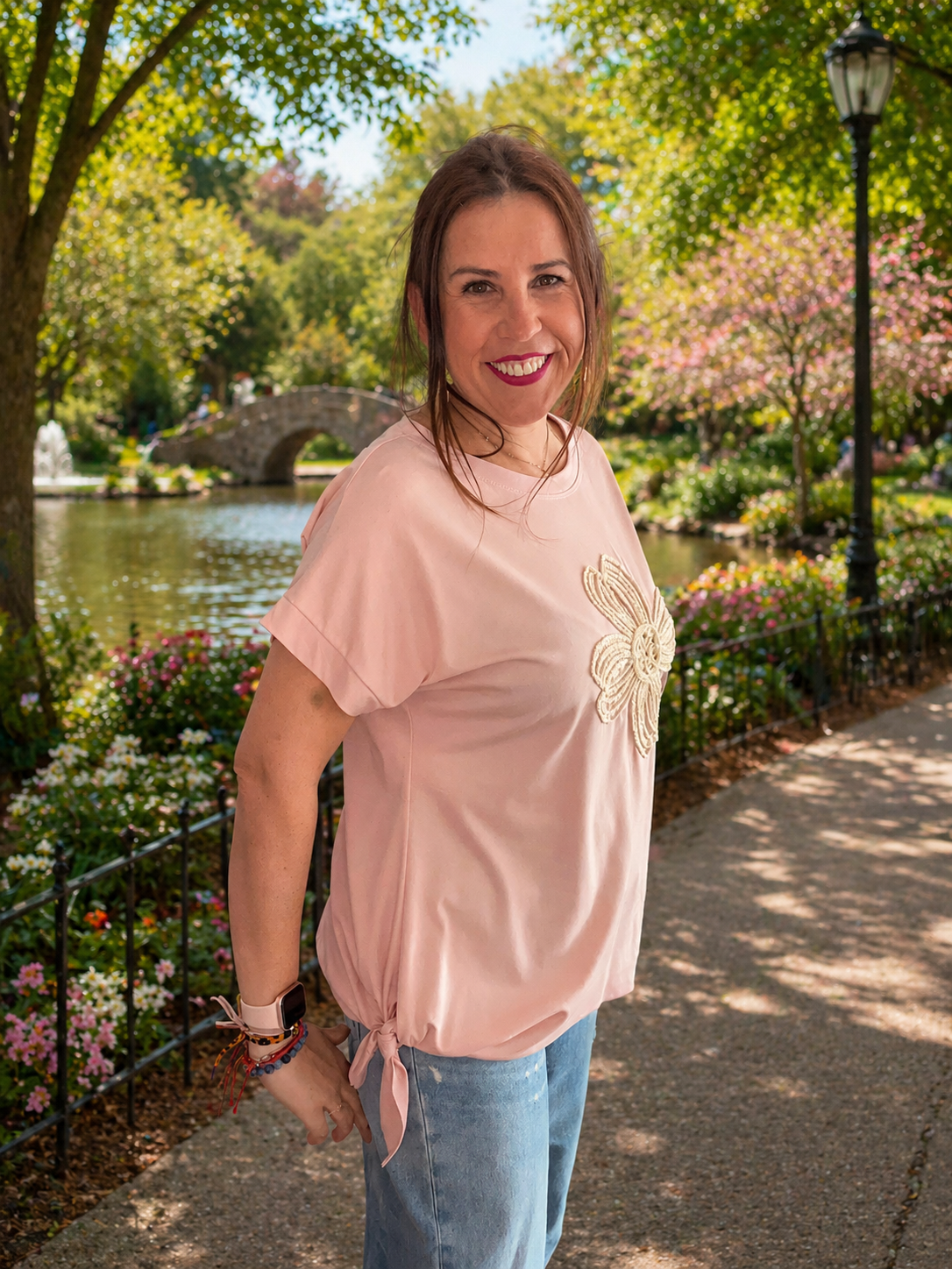 Camiseta Rosa con Flor Bordada | Estilo Femenino y Delicado