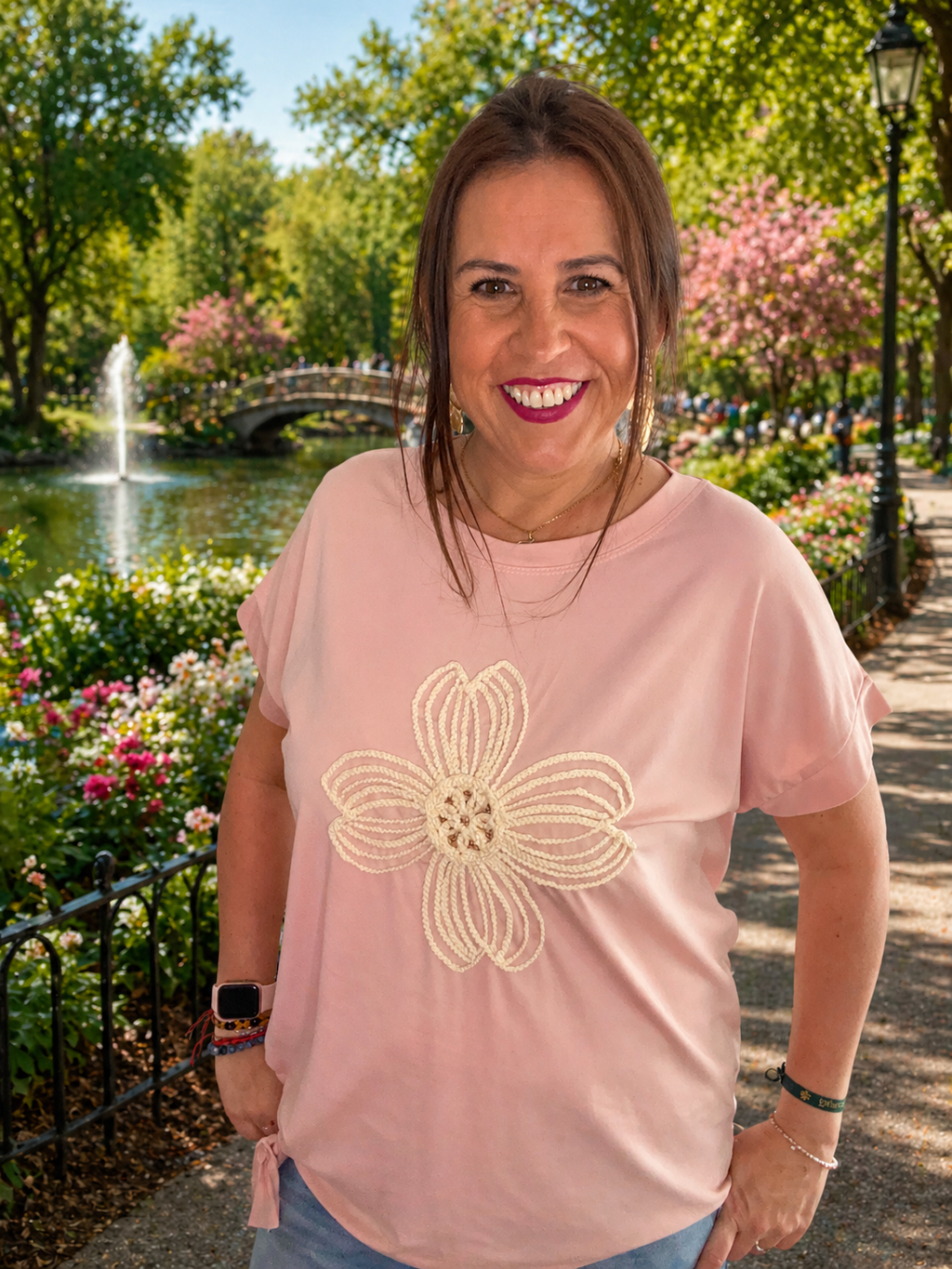 Camiseta Rosa con Flor Bordada | Estilo Femenino y Delicado