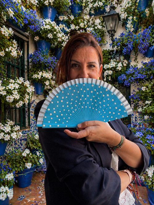 Abanico Flamenco Pequeño Azul Turquesa con Lunares Blancos