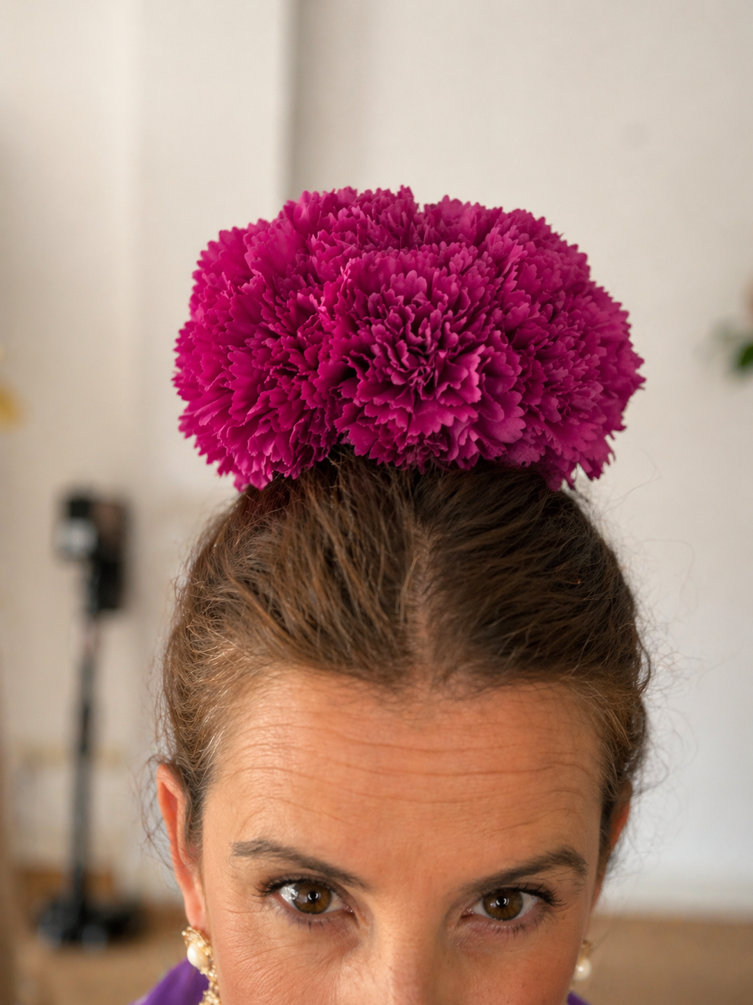 Flores para el cabello en tono buganvilla – Elegancia flamenca