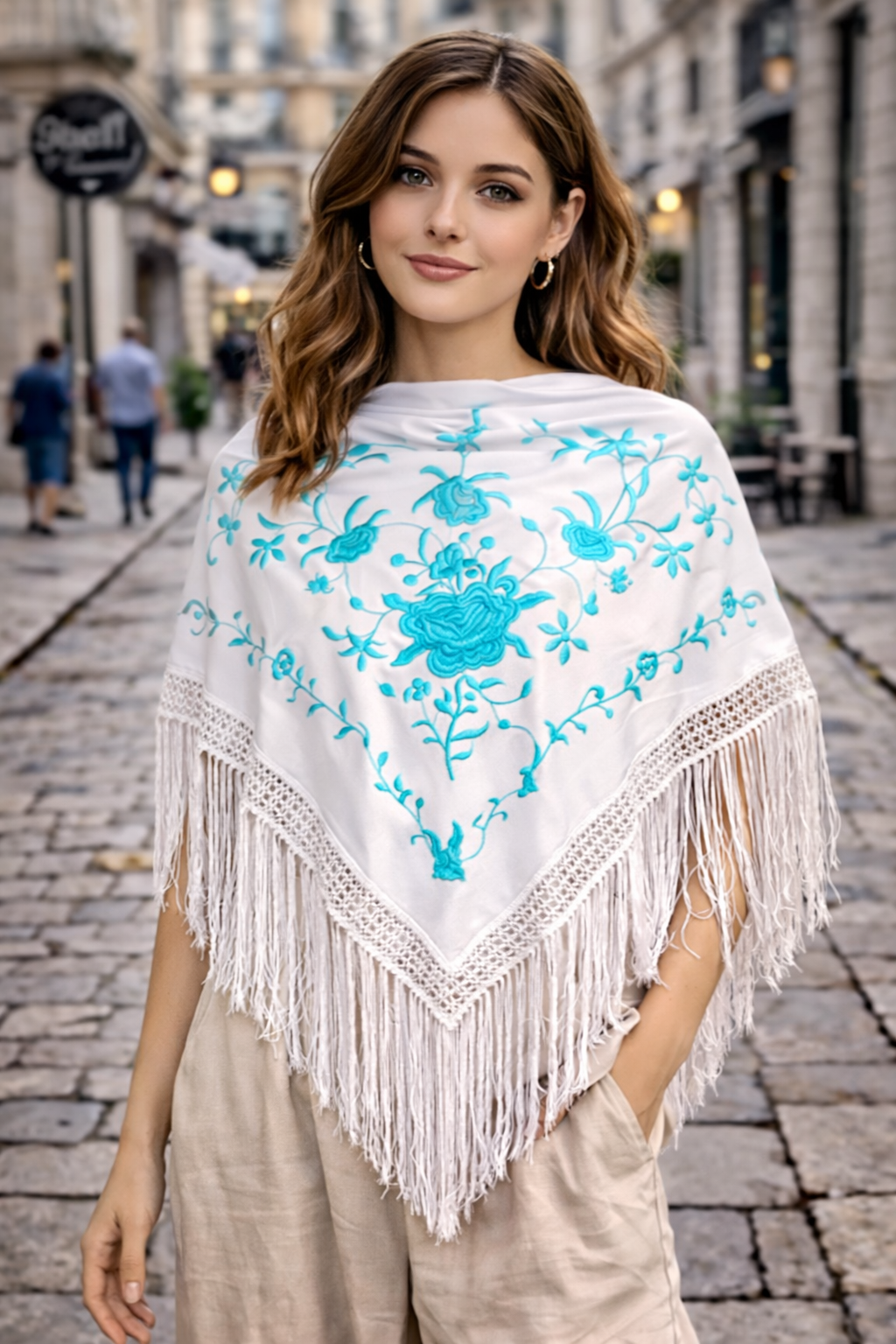 🤍 Mantón Blanco Bordado Turquesa con Flecos – Frescura y Elegancia 🤍