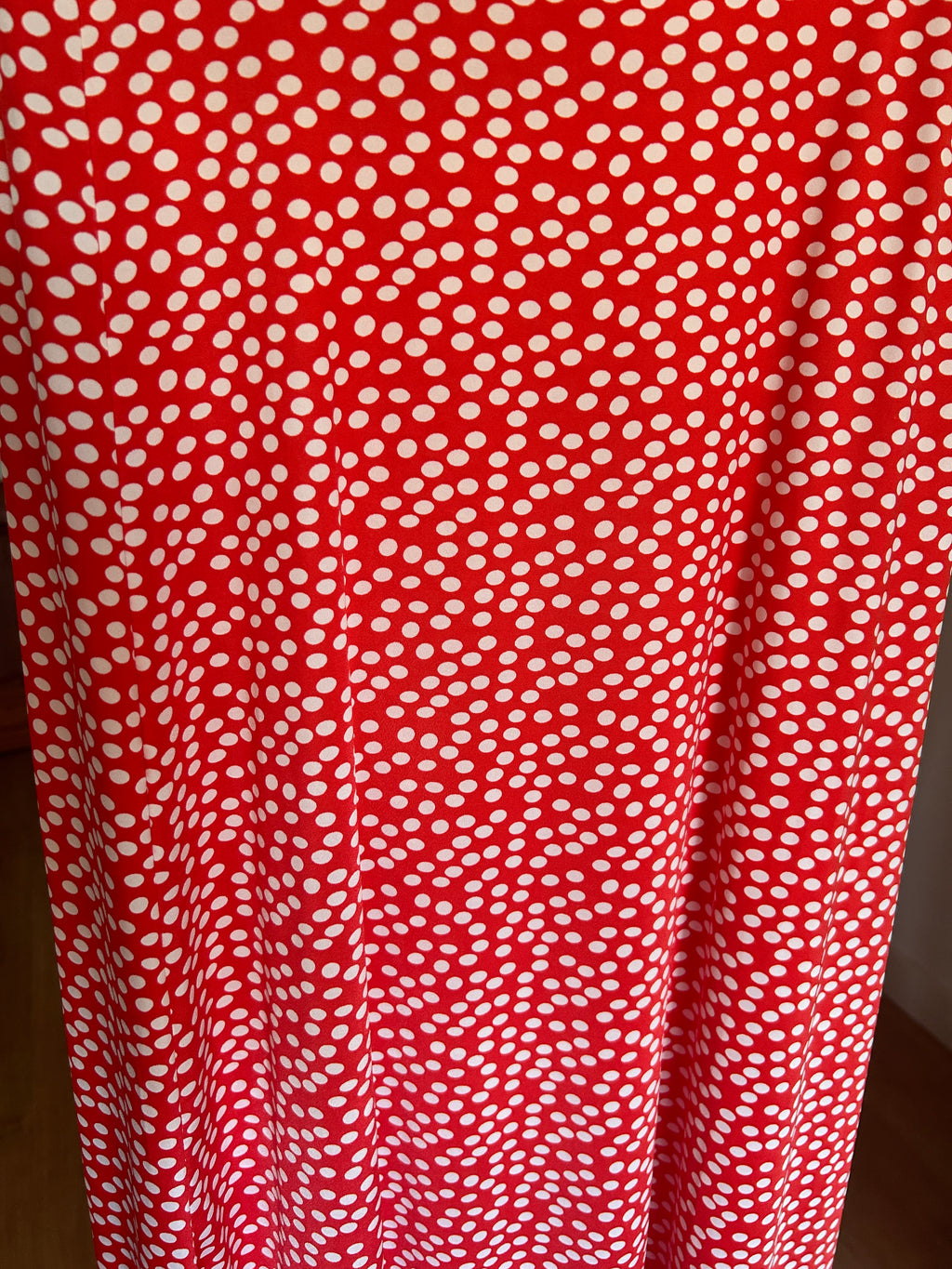 Falda Larga Roja de Lunares Blancos Fluida | Carmen Dueñas