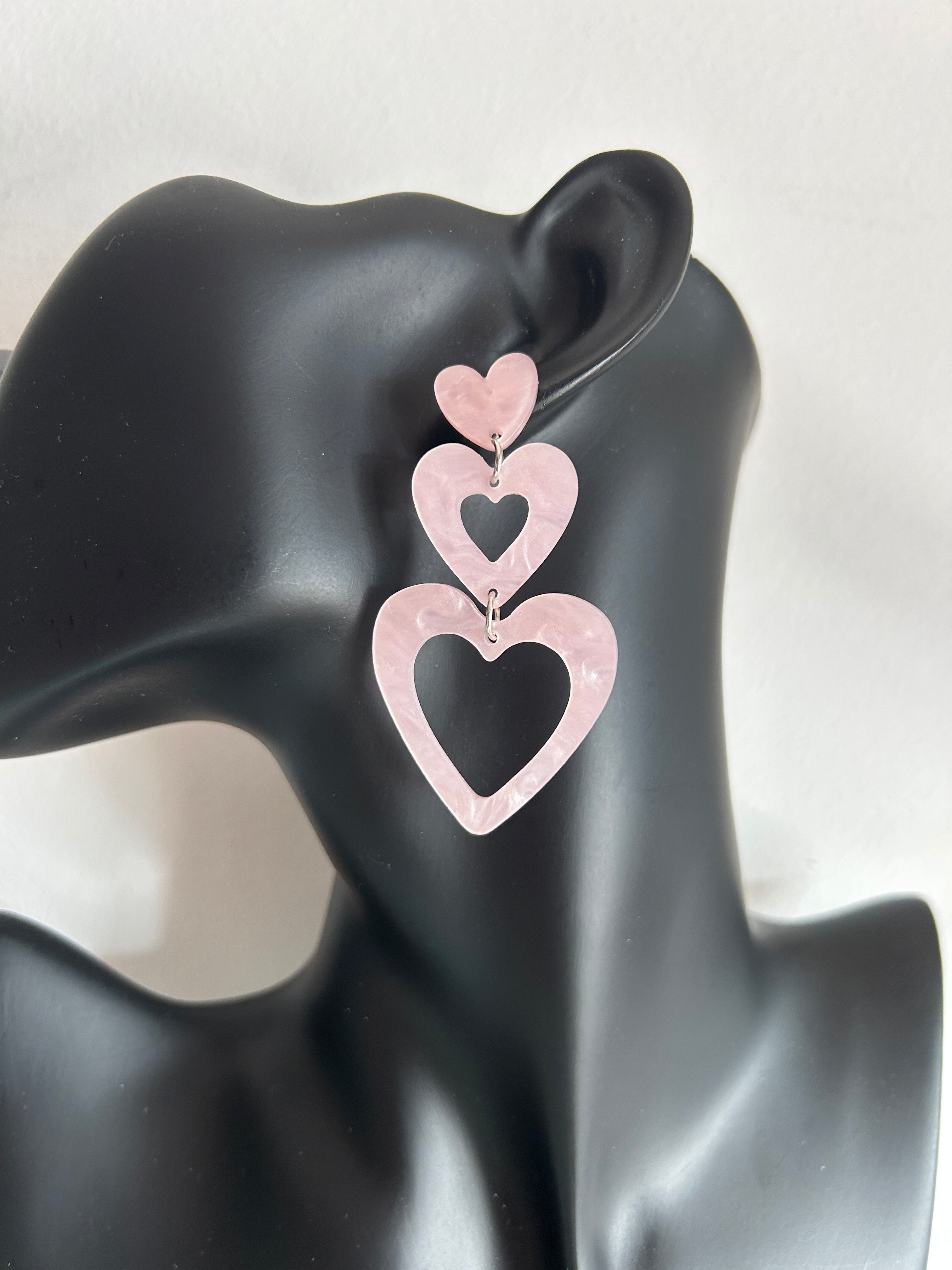 Pendientes grandes de corazones color rosa suave