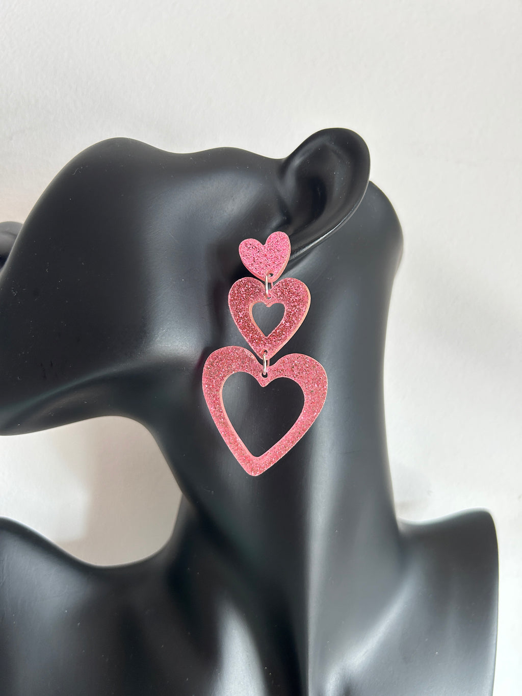 Pendientes de corazones rosa con brillos