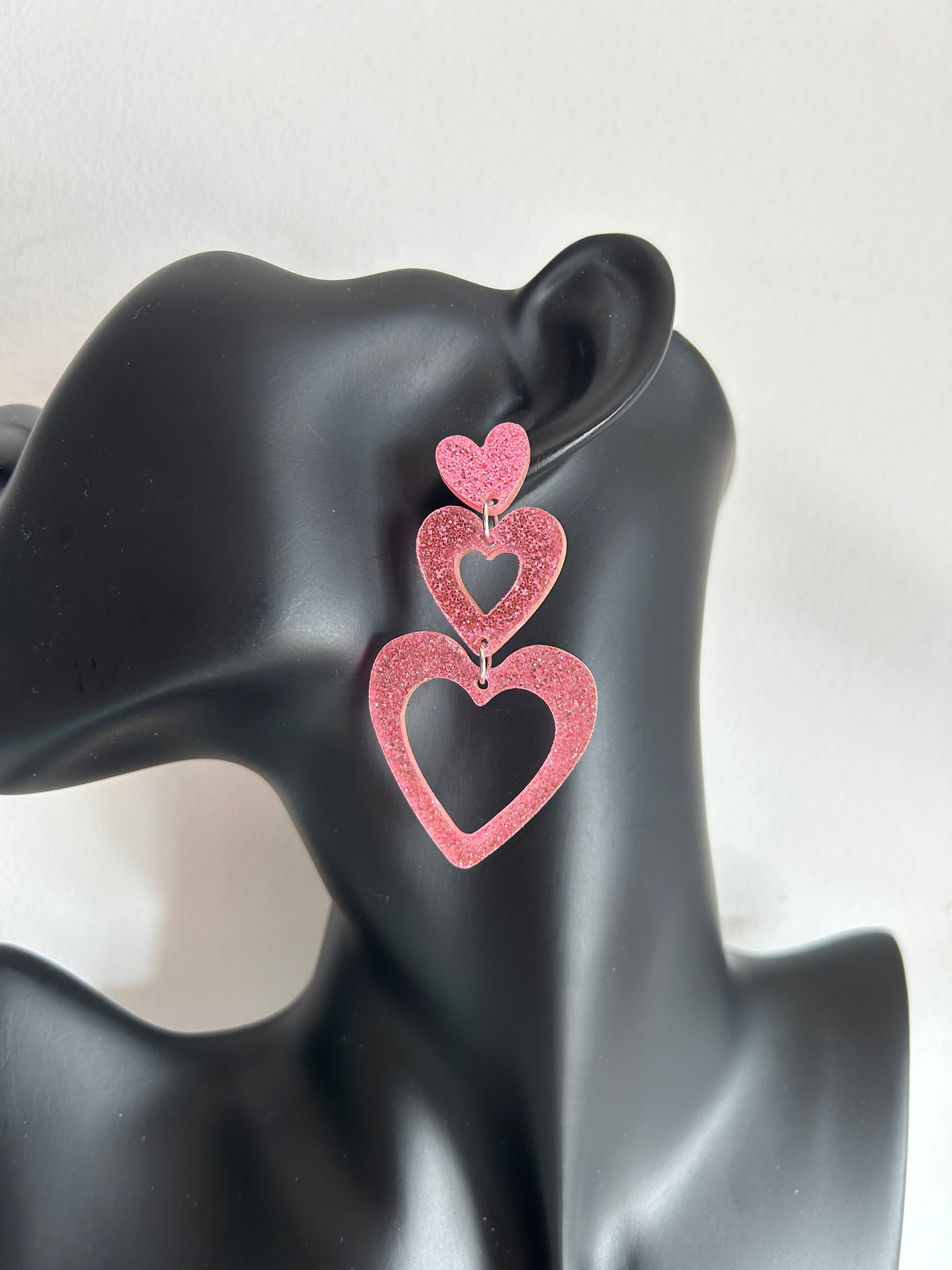 Pendientes de corazones rosa con brillos