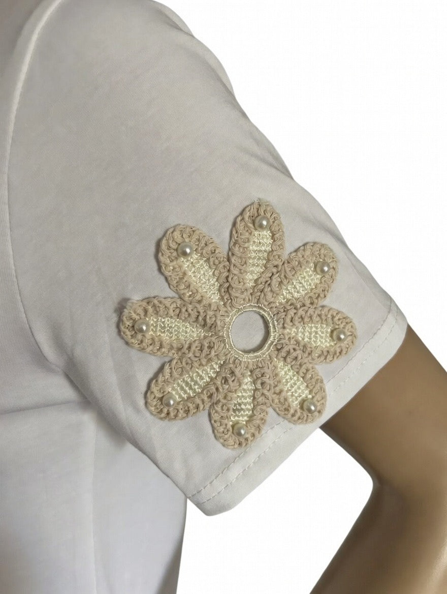🤍🌸 Camiseta Blanca con Flores en Relieve 🌸🤍