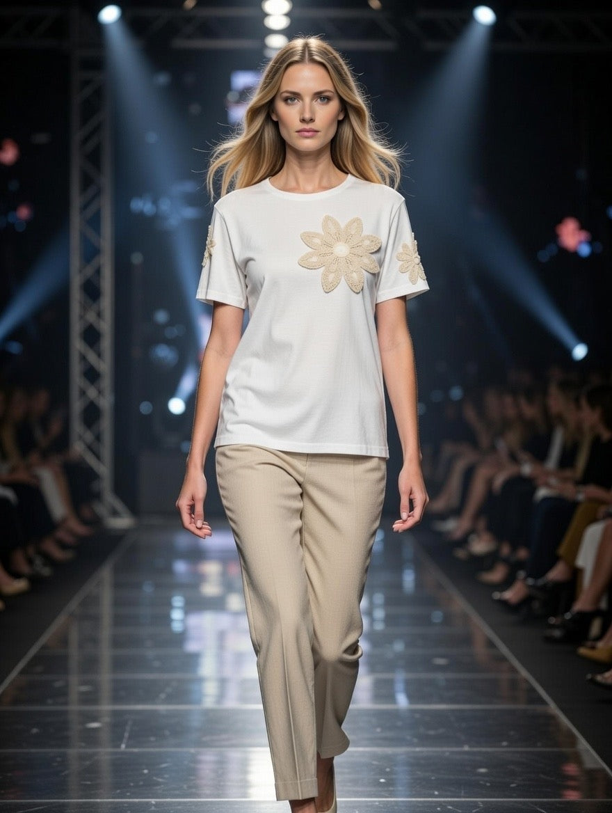 🤍🌸 Camiseta Blanca con Flores en Relieve 🌸🤍