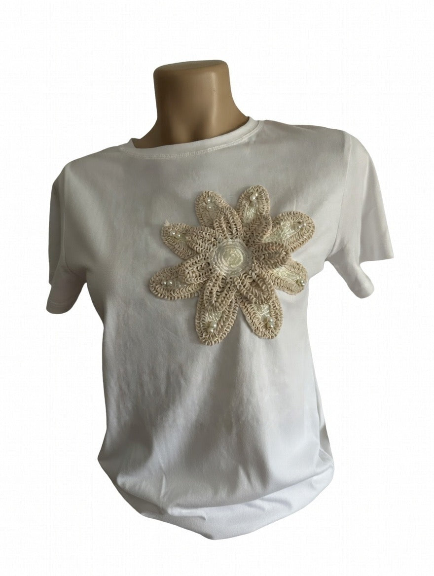 🤍🌸 Camiseta Blanca con Flores en Relieve 🌸🤍