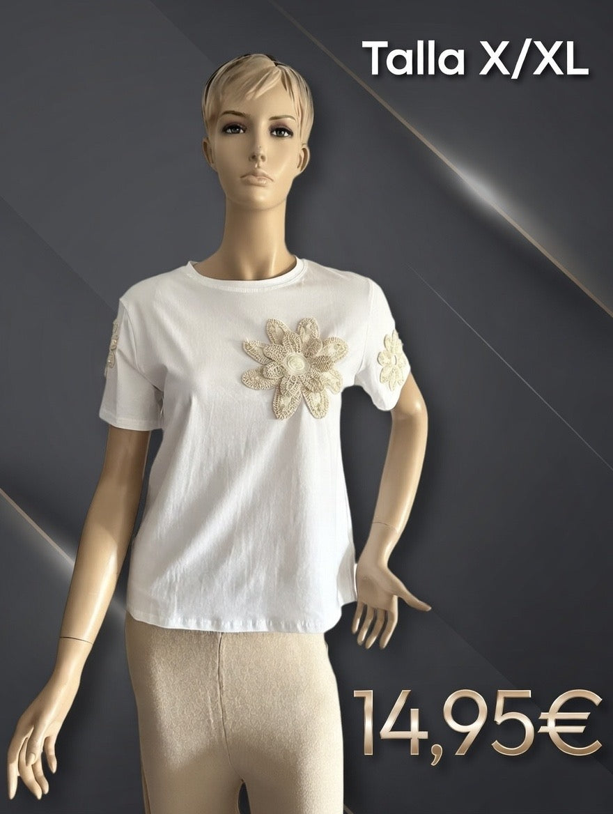 🤍🌸 Camiseta Blanca con Flores en Relieve 🌸🤍