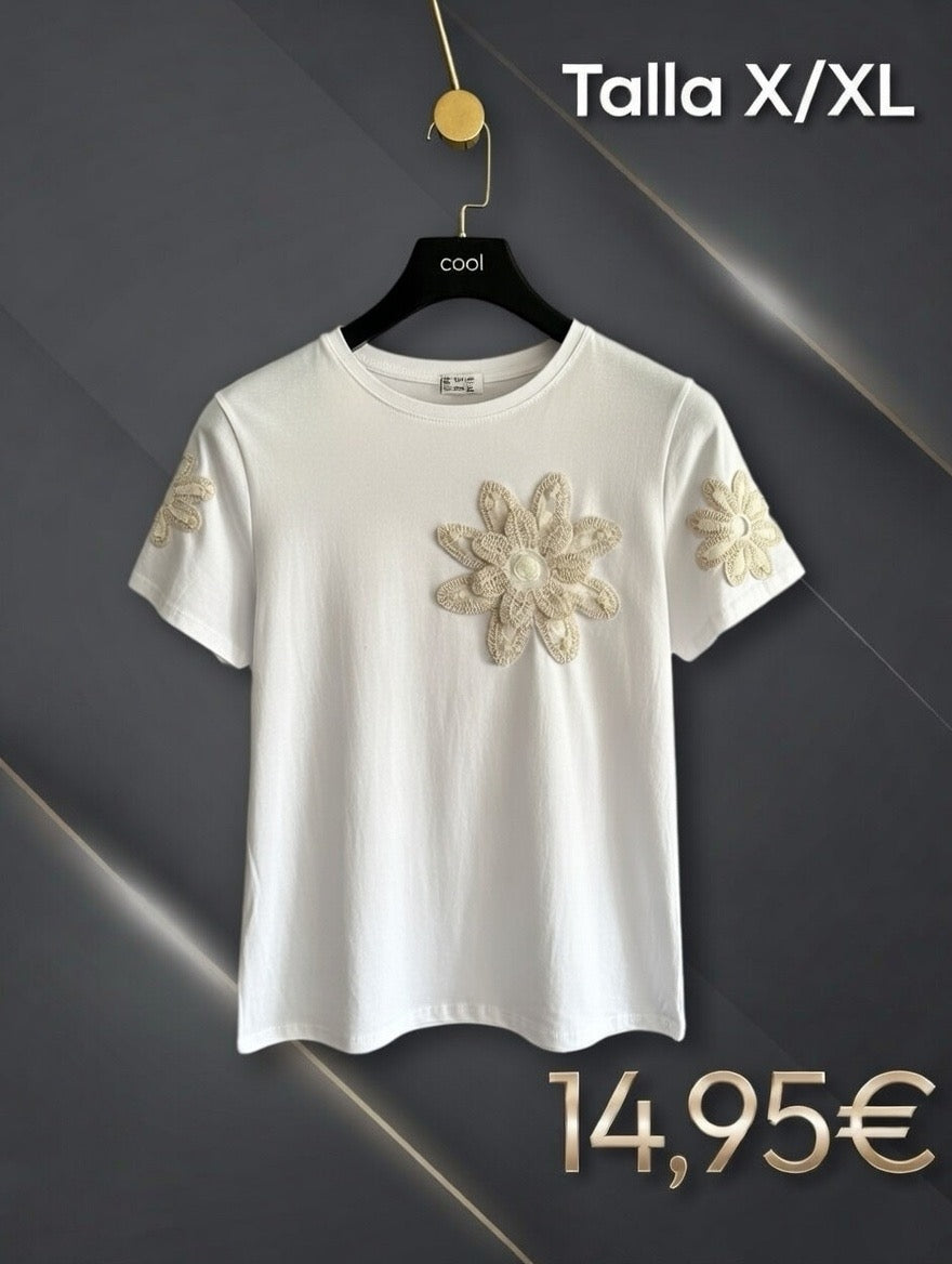 🤍🌸 Camiseta Blanca con Flores en Relieve 🌸🤍