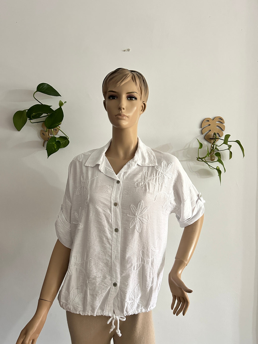 🤍 Blusa blanca bordada – básica elegante que combina con todo