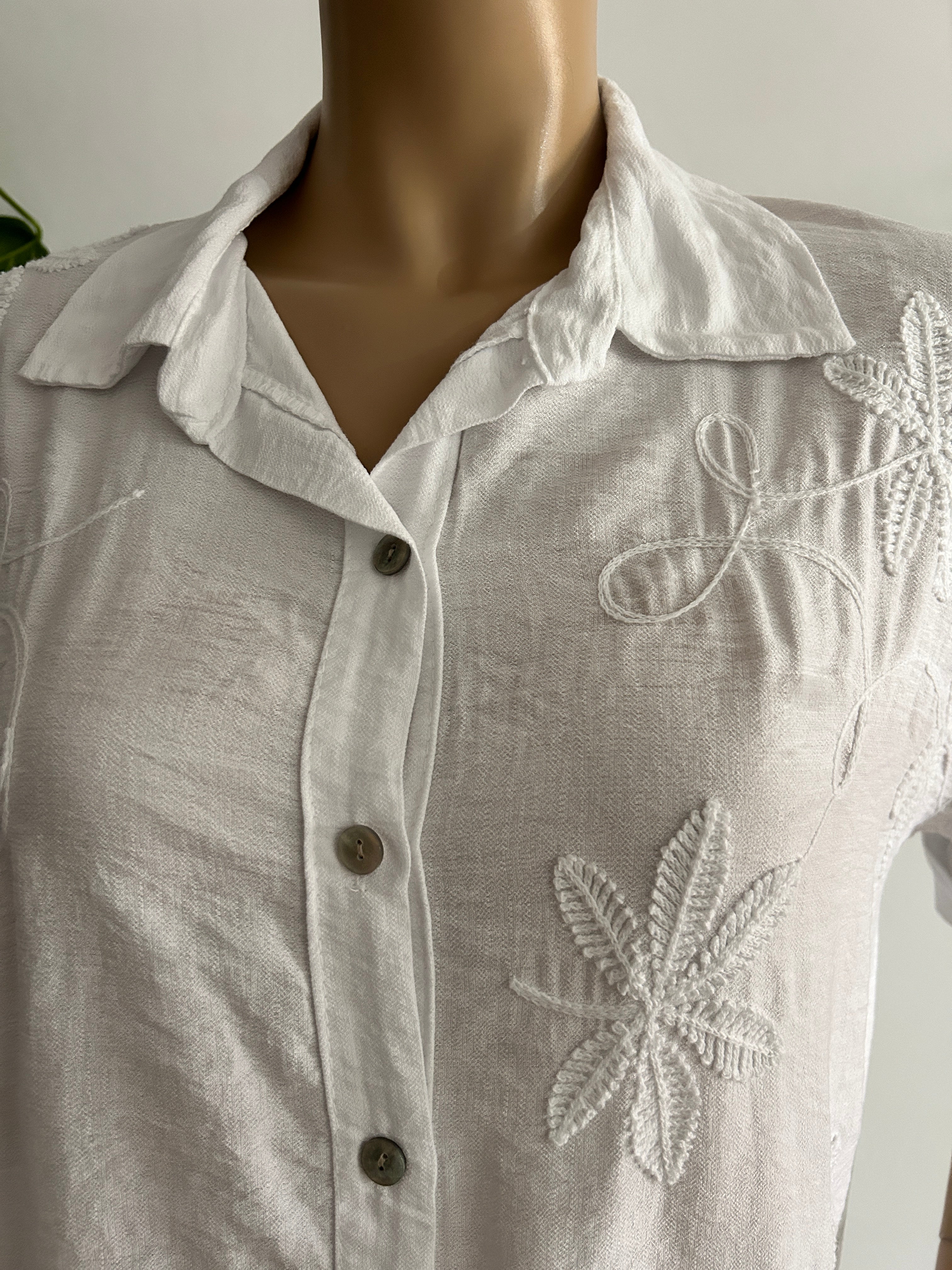 🤍 Blusa blanca bordada – básica elegante que combina con todo