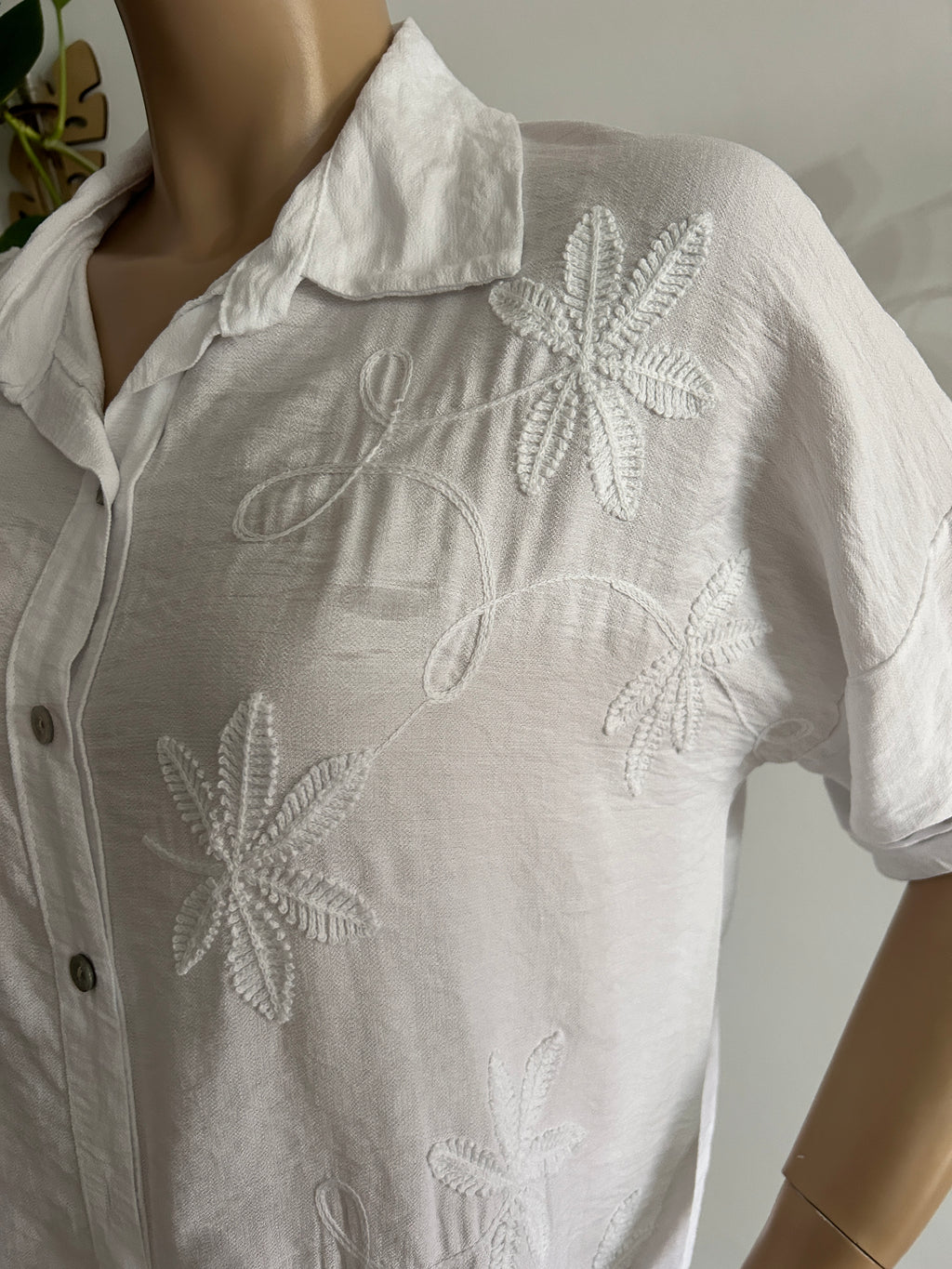 🤍 Blusa blanca bordada – básica elegante que combina con todo