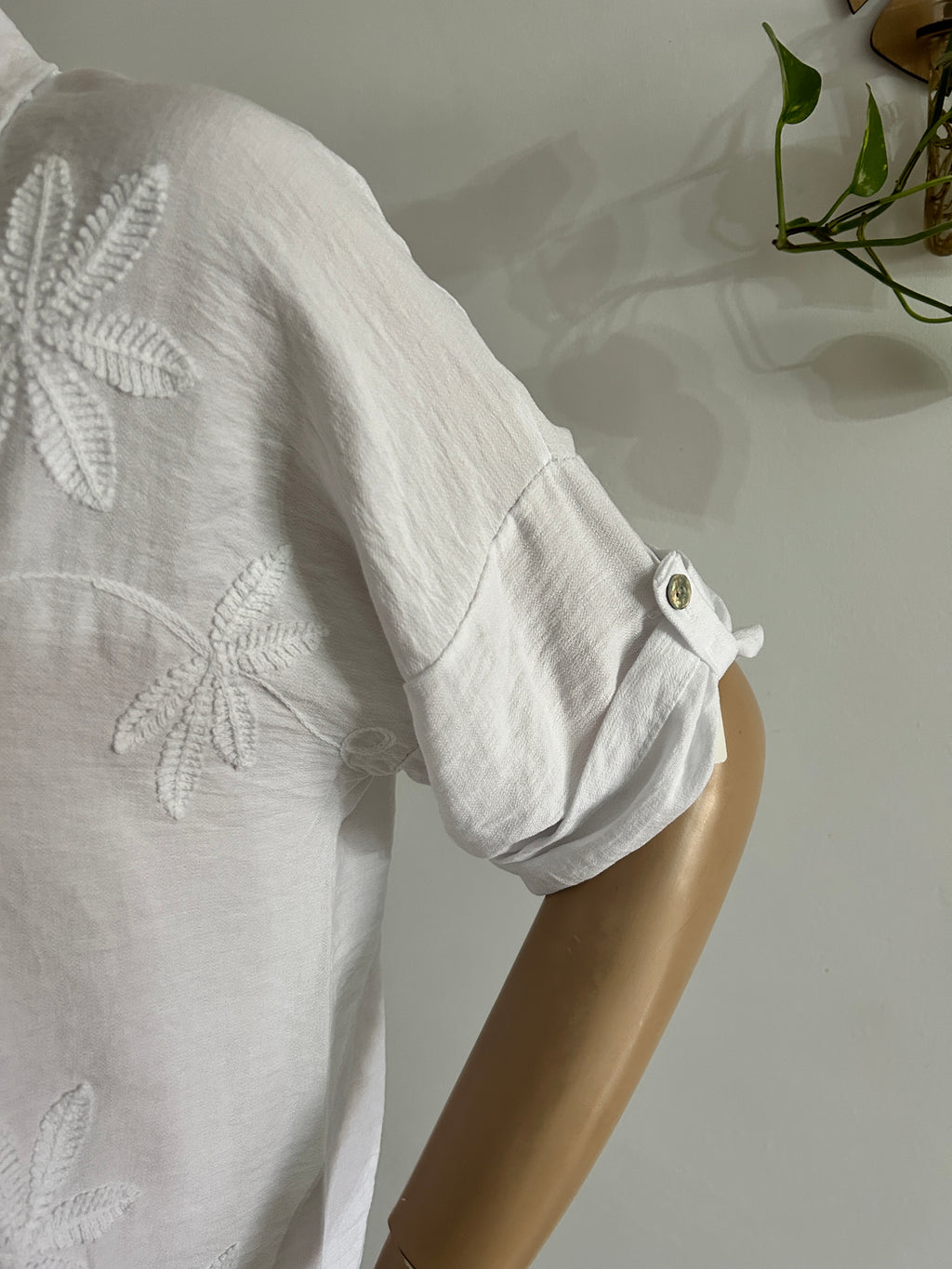 🤍 Blusa blanca bordada – básica elegante que combina con todo