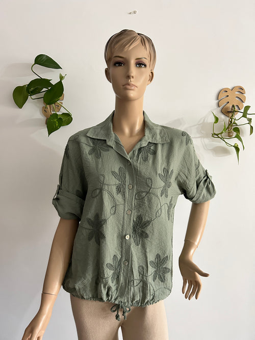 Camiseta de Lino color verde oliva con bordados en forma de flor