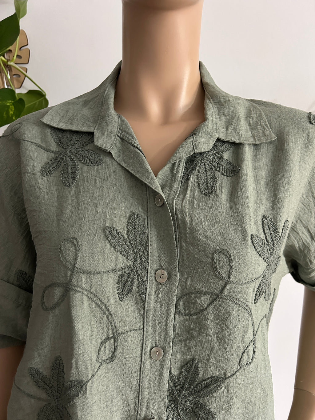 Camiseta de Lino color verde oliva con bordados en forma de flor