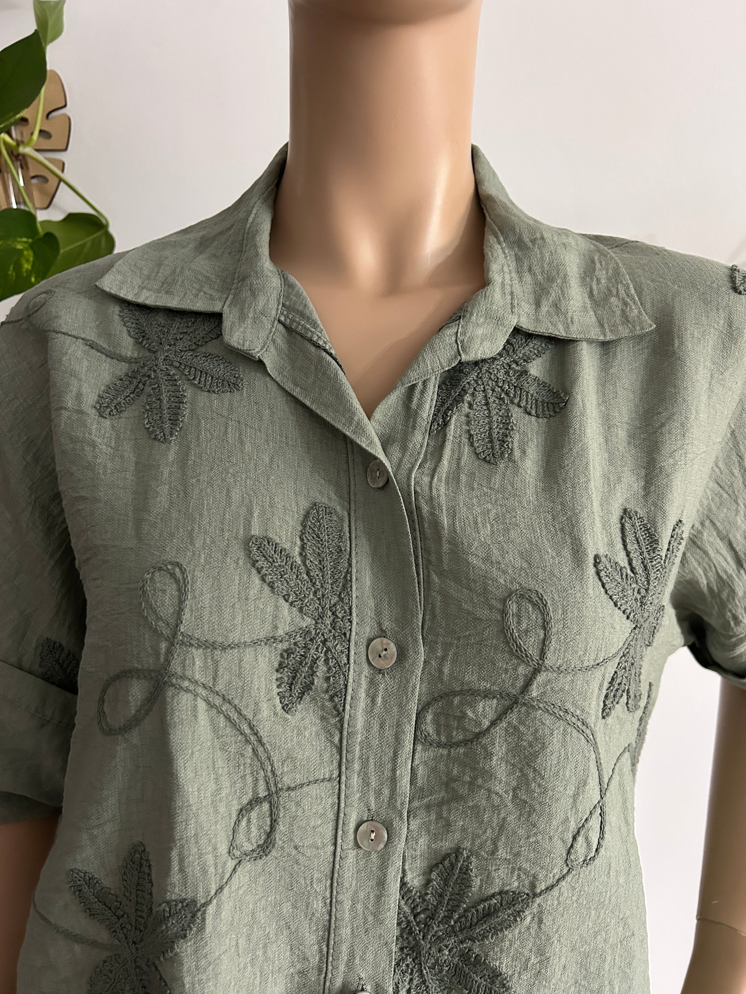 Camiseta de Lino color verde oliva con bordados en forma de flor