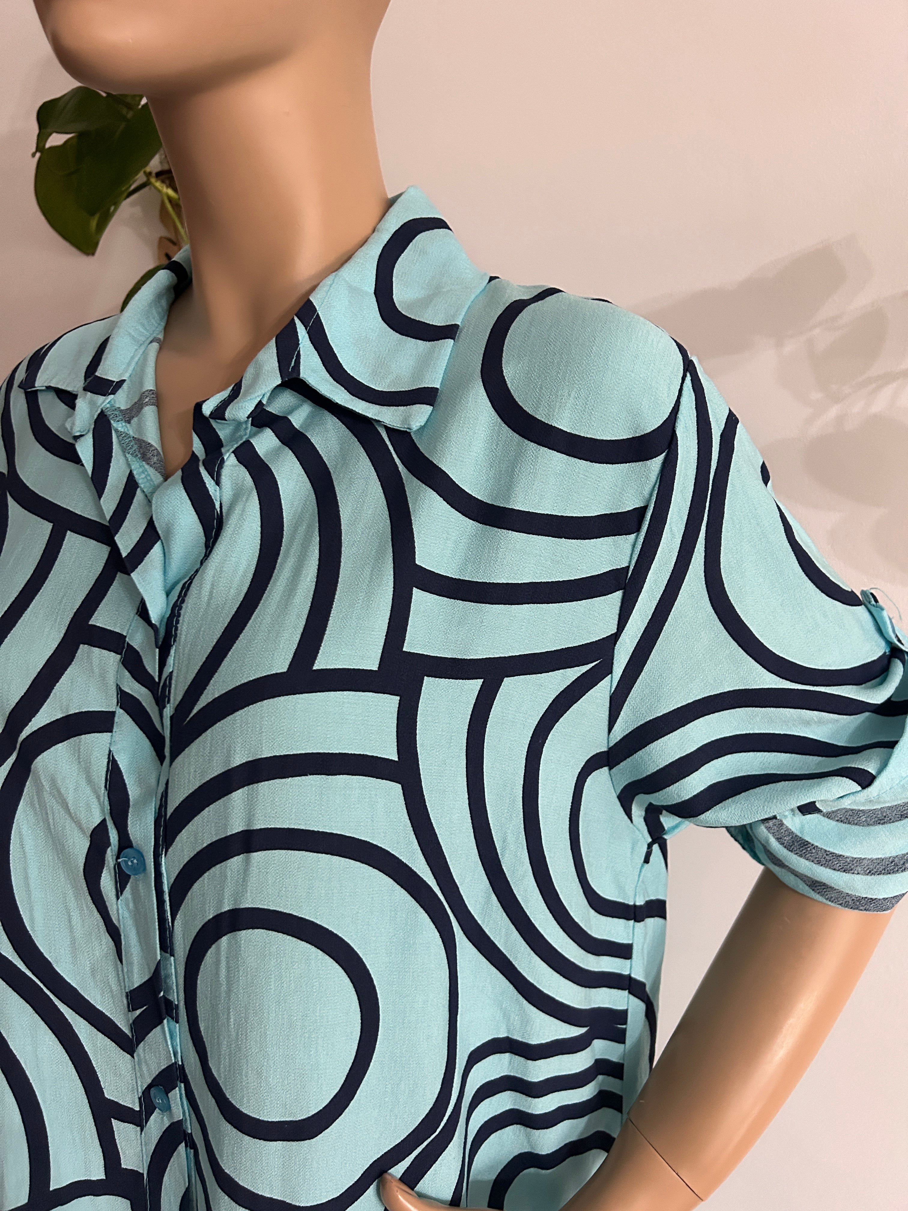 ✨ Vestido Camisero Turquesa con Diseño Geométrico ✨