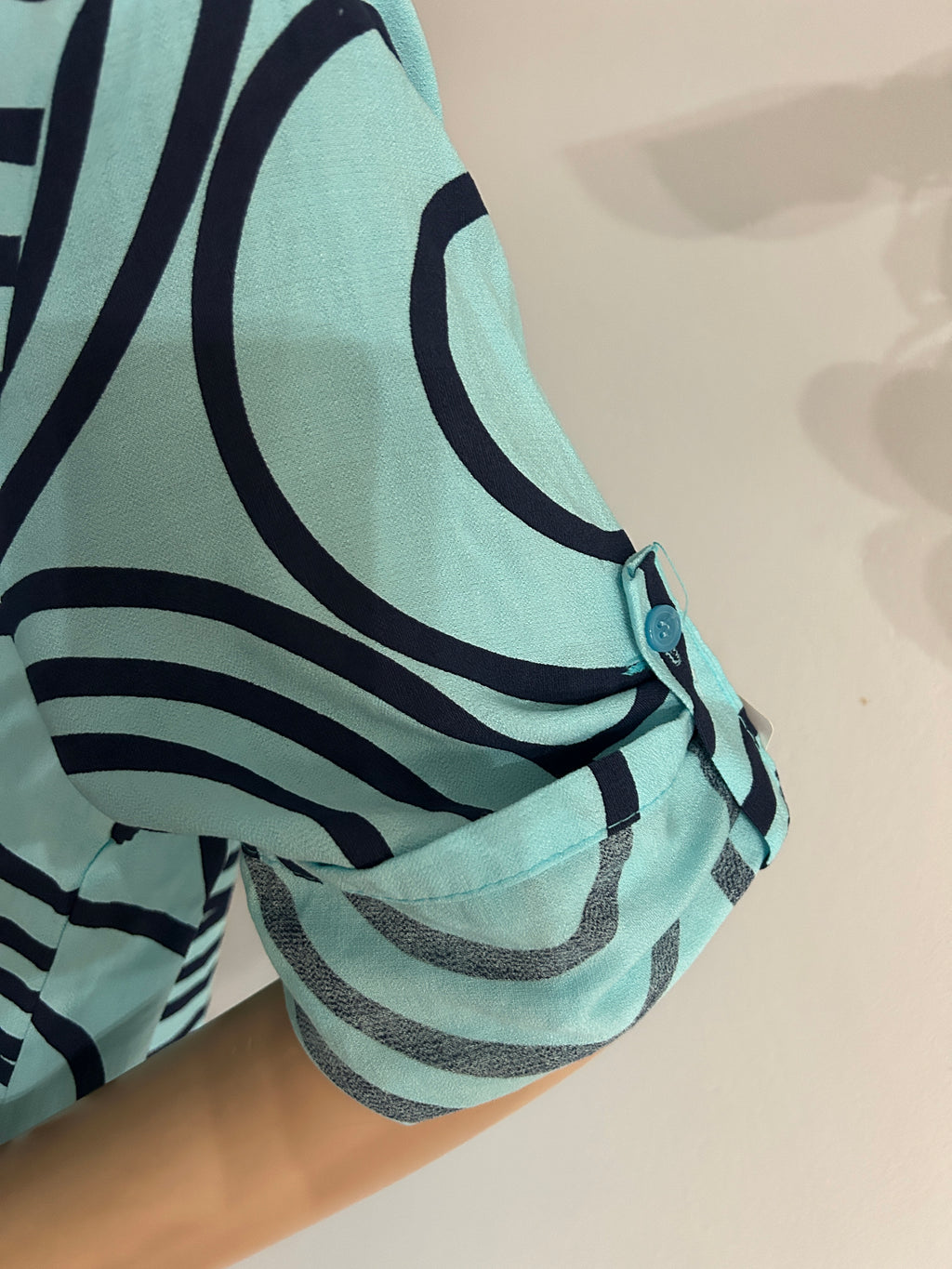 ✨ Vestido Camisero Turquesa con Diseño Geométrico ✨