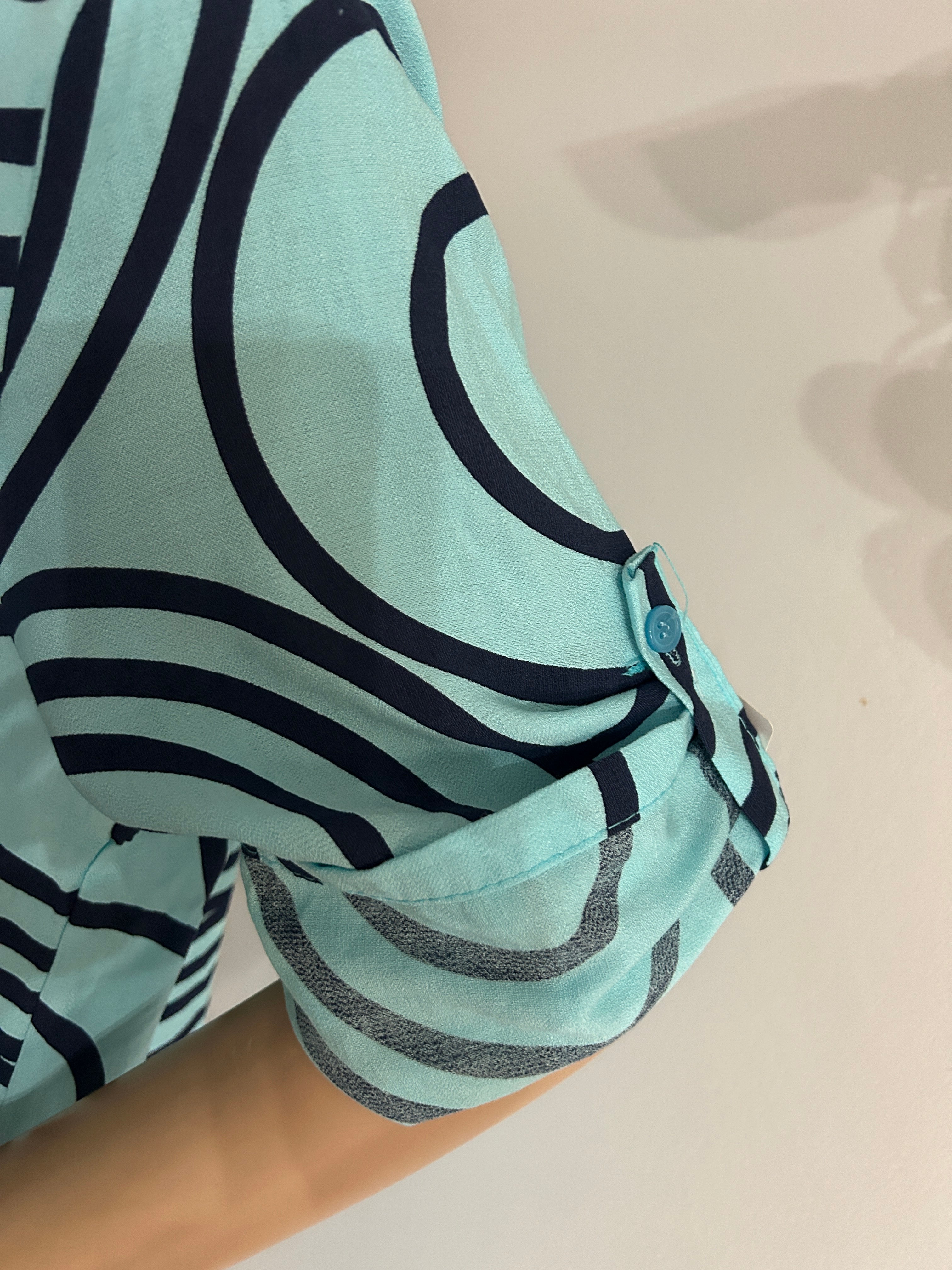 ✨ Vestido Camisero Turquesa con Diseño Geométrico ✨