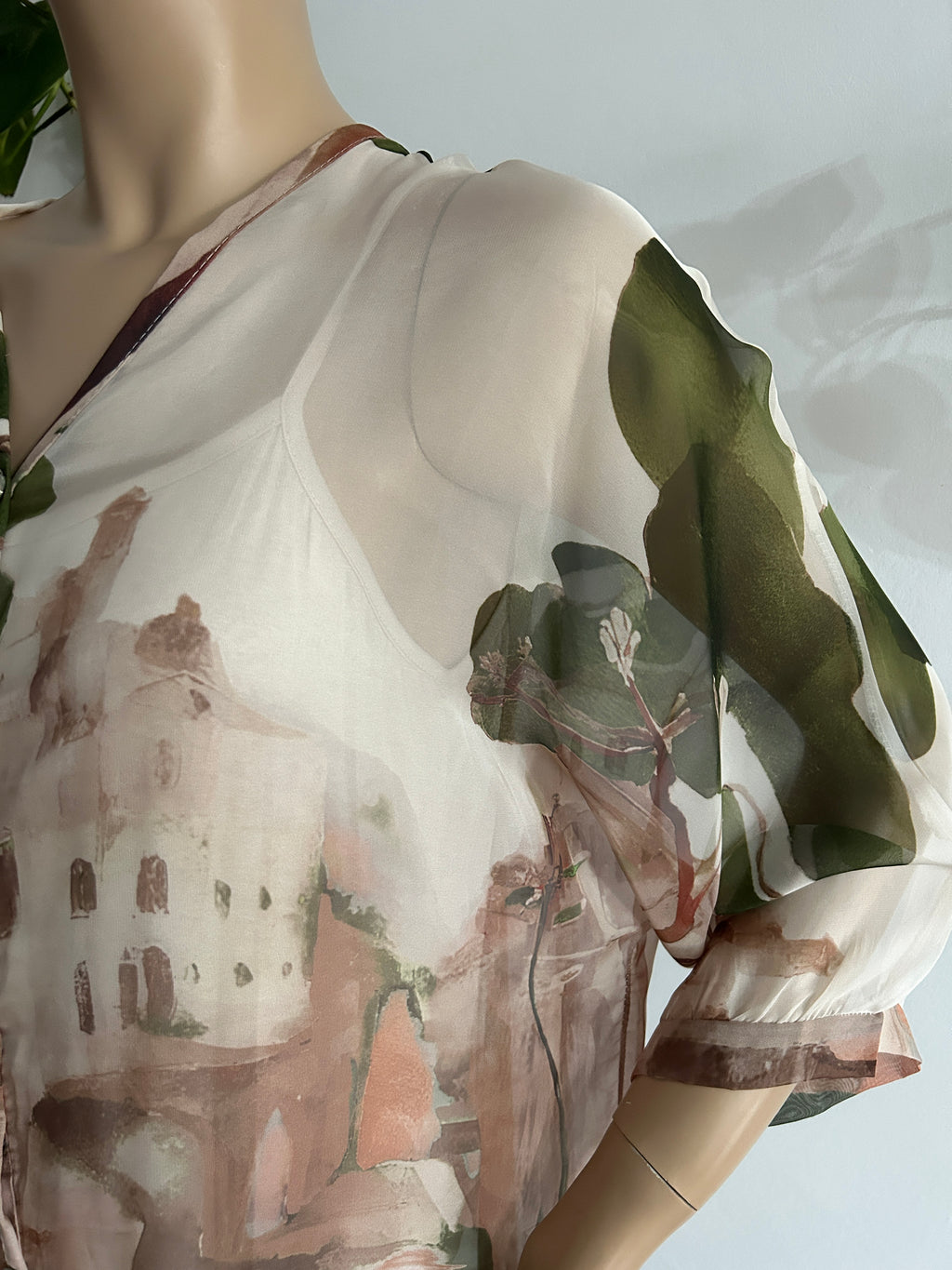 👚 Blusa vaporosa con estampado artístico 🎨