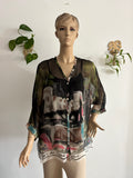 👚 Blusa vaporosa negra con estampado artístico 🎨