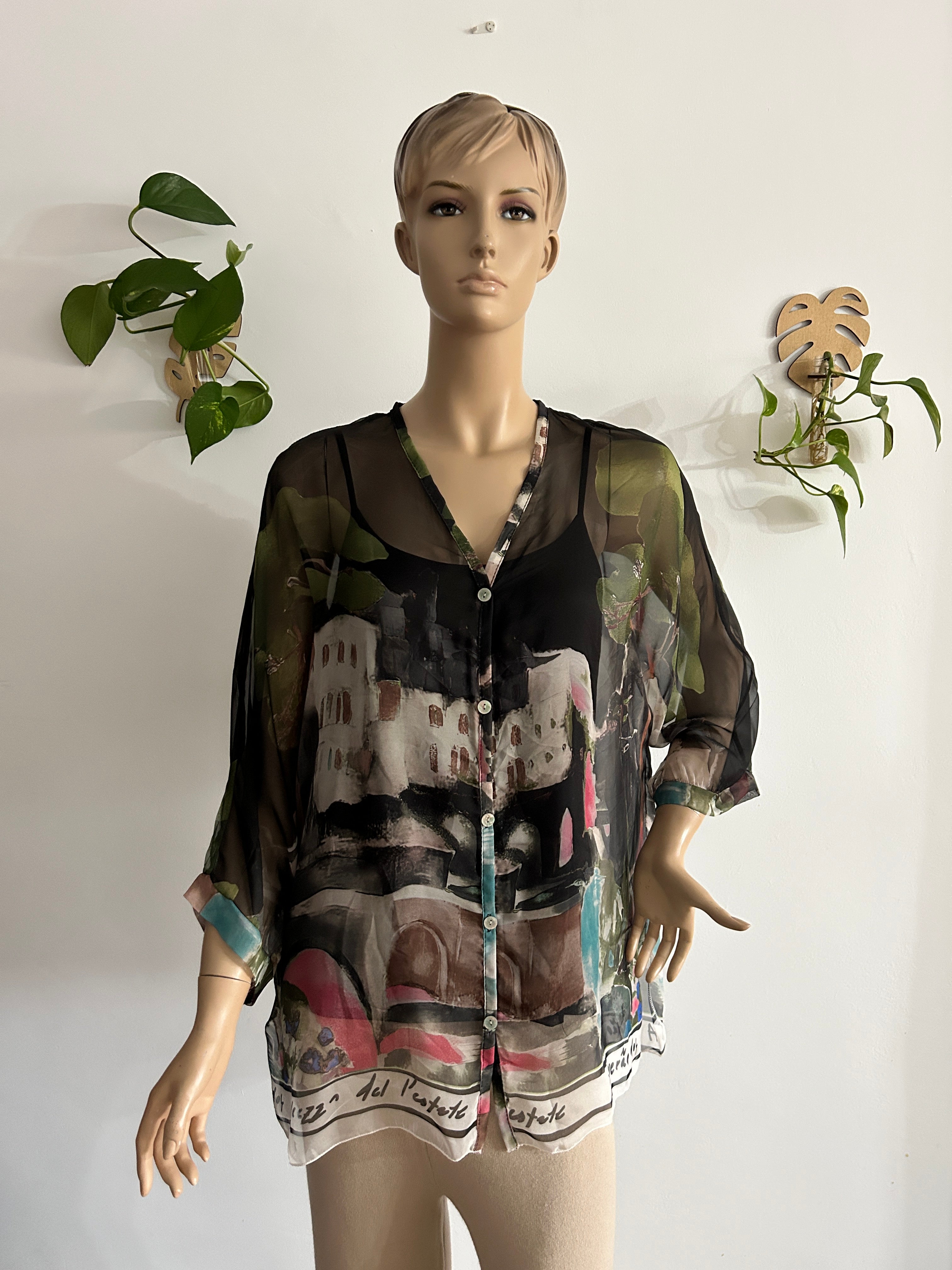 👚 Blusa vaporosa negra con estampado artístico 🎨