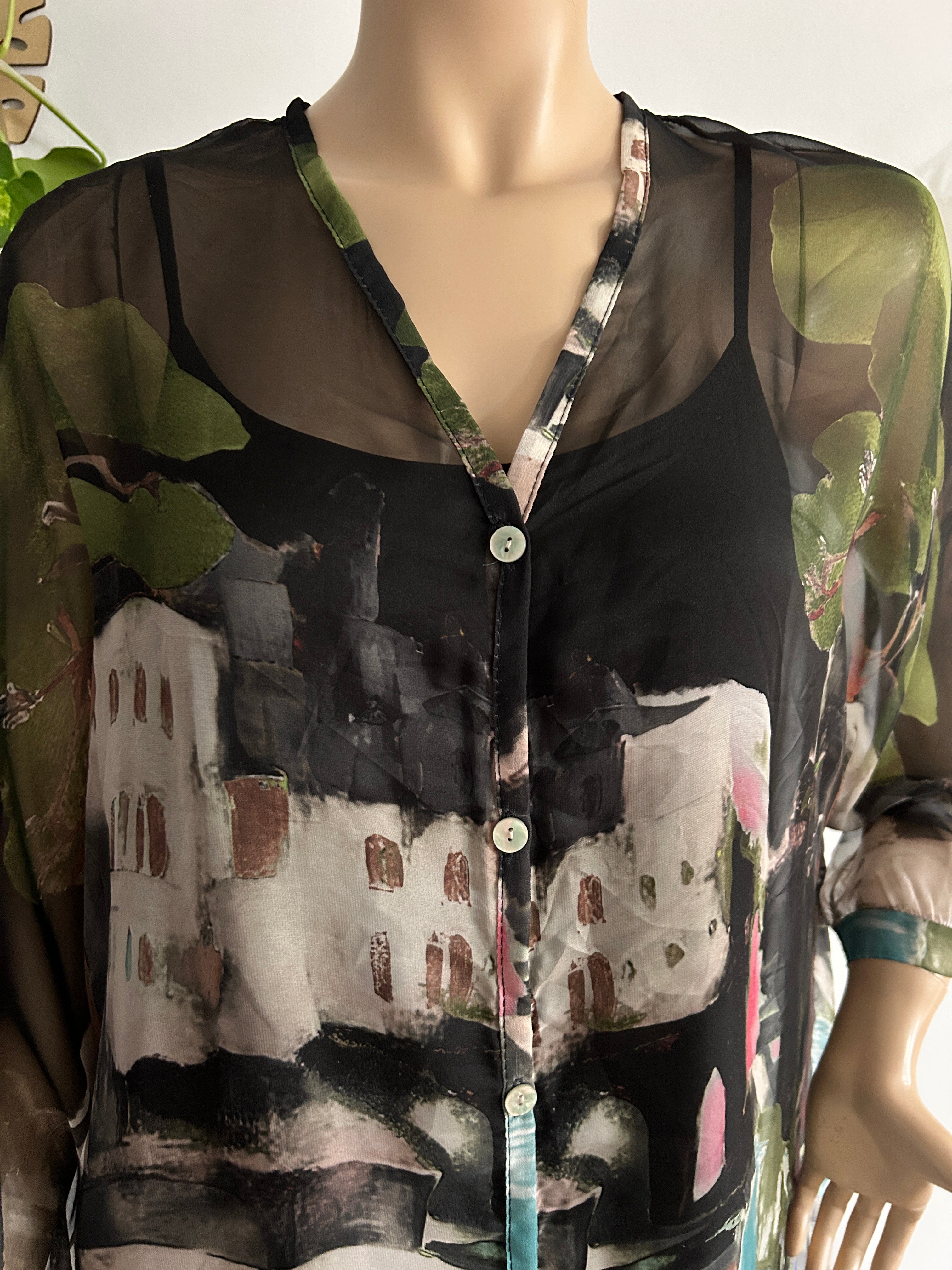 👚 Blusa vaporosa negra con estampado artístico 🎨