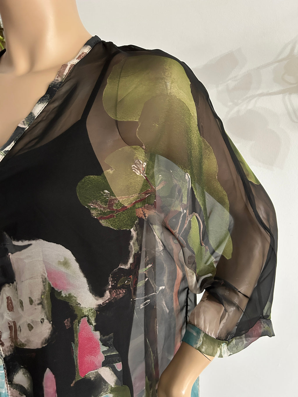 👚 Blusa vaporosa negra con estampado artístico 🎨