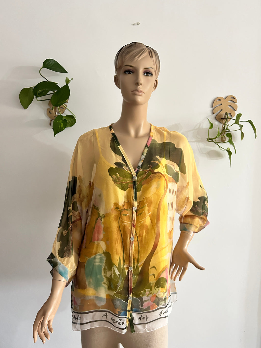 👚 Blusa vaporosa en tonos amarillos con estampado artístico 🎨💛
