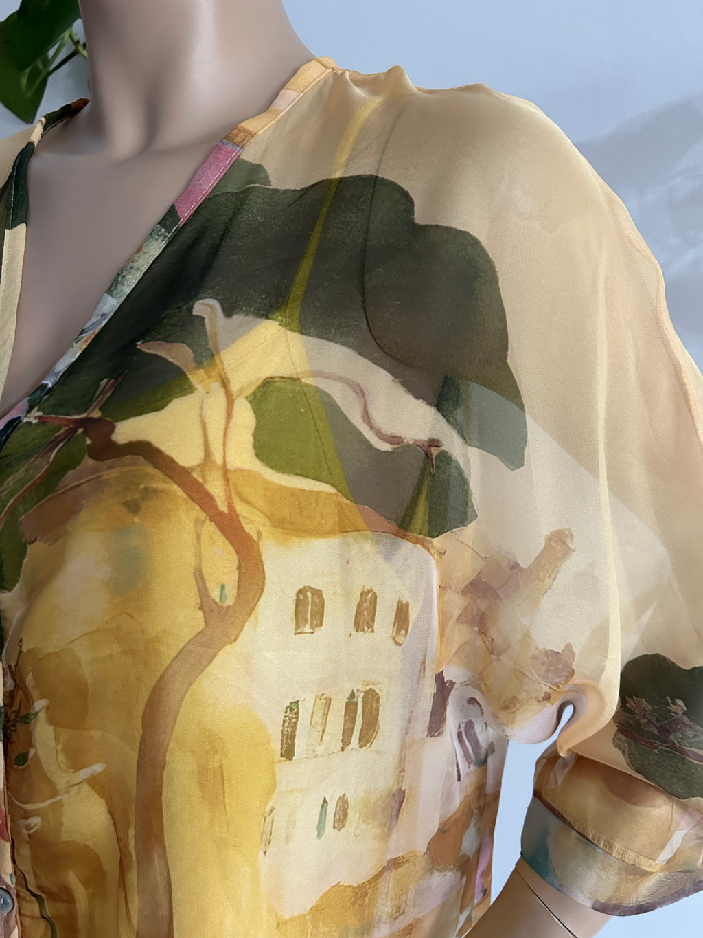 👚 Blusa vaporosa en tonos amarillos con estampado artístico 🎨💛