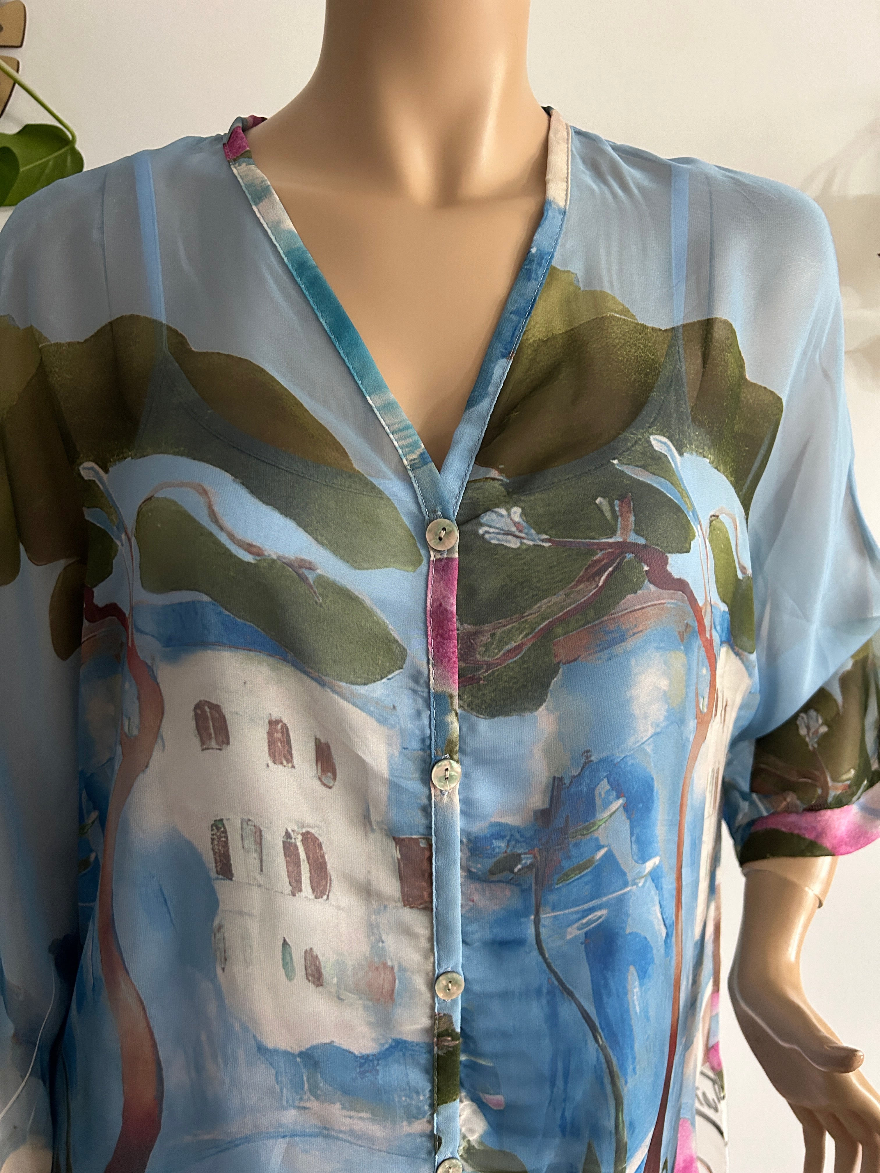 👚 Blusa vaporosa en tonos azules con estampado artístico 🎨🌊