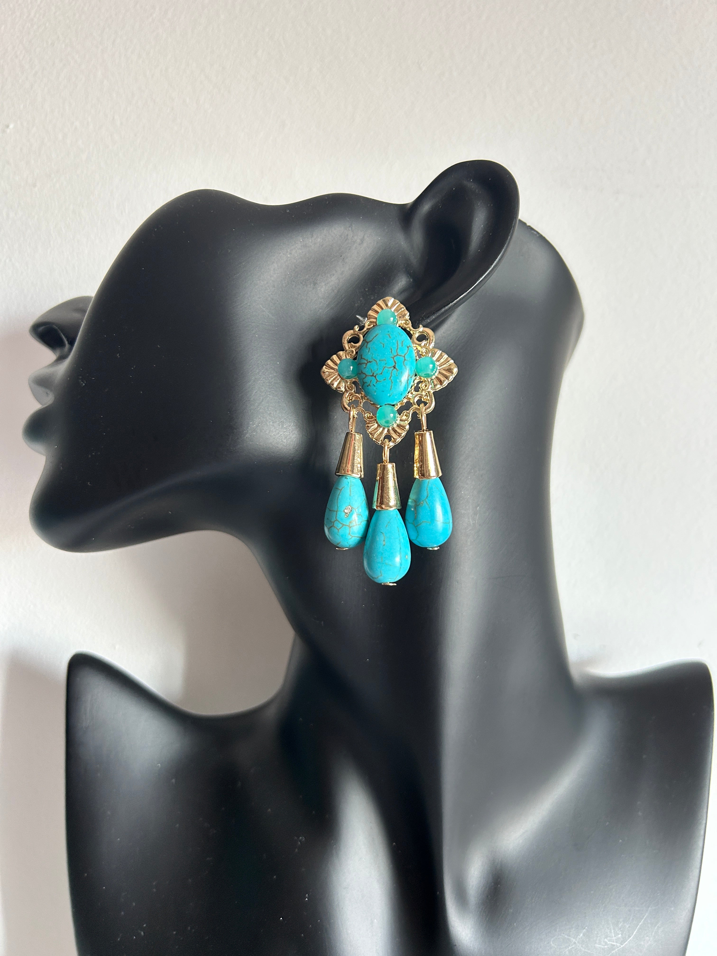 💙 Pendientes turquesa con colgantes estilo lágrima y detalles dorados 💙
