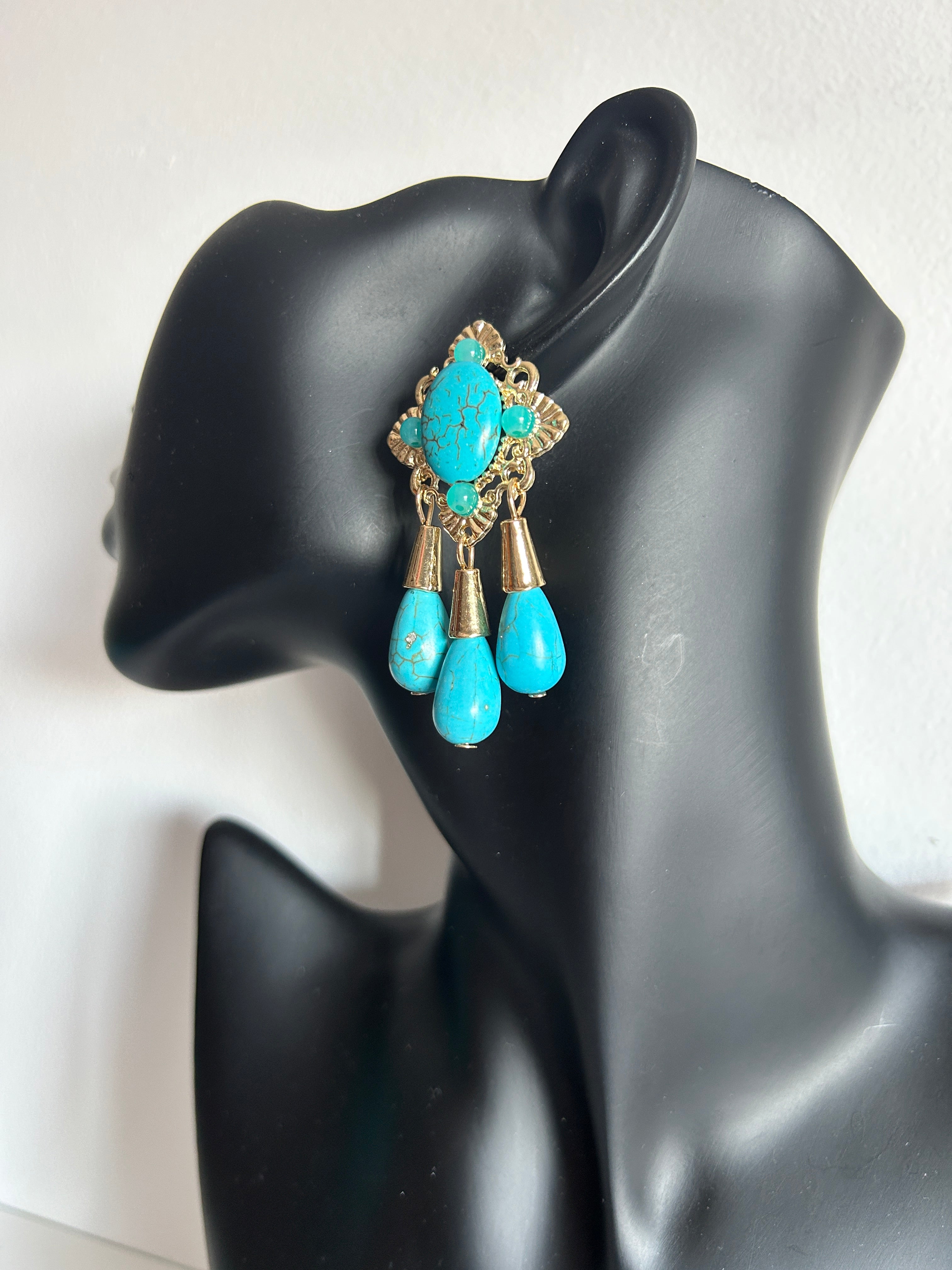 💙 Pendientes turquesa con colgantes estilo lágrima y detalles dorados 💙
